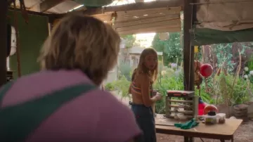 Pantalon charpentier en denim Dickies porté par (Annabel Wolfe) comme on le voit dans Survivre à l’été (S02E06)
