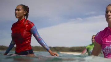 Combinaison Springsuit à manches longues Roxy Cheeky portée par Bodhi Mercer (Savannah La Rain) vue dans Surviving Summer (S02E07)