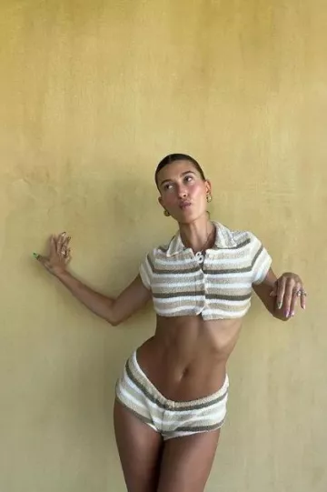 Jaded London Thalia Towelling Micro Shorts porté par Hailey Bieber sur son post Instagram le 25 août 2023