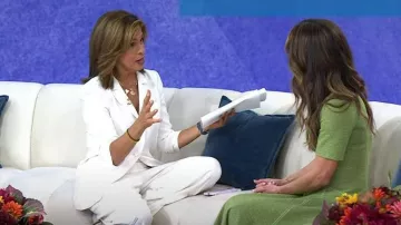 Cinq à sept Khloe Crepe Ruched Blazer usado por Hoda Kotb como se ve en Today el 20 de septiembre de 2023