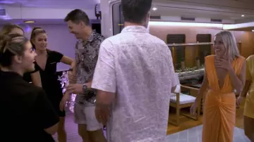 Robe Baobab Mia portée par un invité comme on le voit dans Below Deck Down Under (S02E18)