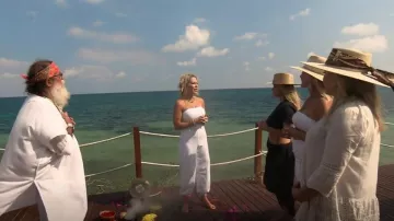 Superdown Nara Vestido usado por Vicki Guvalson como se ve en The Real Housewives of Orange County (S17E15)