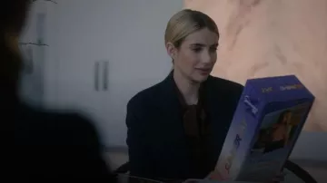 Chaqueta de tela de un solo pecho de Prada usada por Madison Montgomery (Emma Roberts) como se ve en American Horror Story (S12E01)