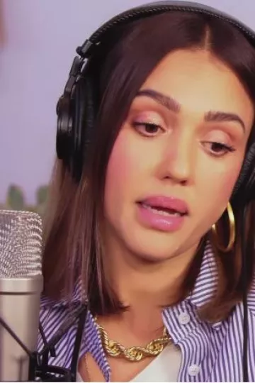 Micrófono de condensador de diafragma grande Nt1-A utilizado por Jessica Alba en la publicación del podcast Cool Mom Code el 23 de agosto de 2023