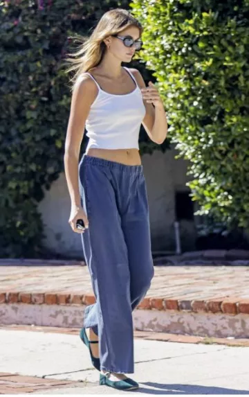 Tanque de algodón Brandy Melville Skylar usado por Kaia Gerber en Los Feliz Post el 23 de agosto de 2023