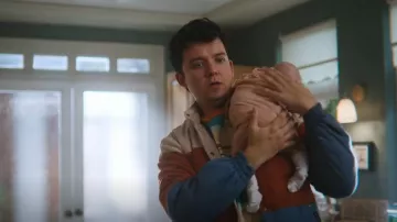 Spazeup Sex Education Jacket porté par Otis Milburn (Asa Butterfield) comme on le voit dans Sex Education (S04E01)