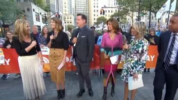 Tory Burch Rib-Knit Midi-Skirt usada por Jenna Bush Hager como se ve en Today el 21 de septiembre de 2023