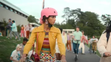 Capelli New York Die Cut Shimmer Rainbow Crossbody Bag porté par Ruby Matthews (Mimi Keene) comme on le voit dans Sex Education (S04E02)