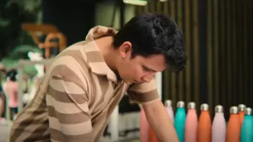 Puma Downtown Towelling Polo Shirt usado por Otis Milburn (Asa Butterfield) como se ve en Sex Education (S04E02)