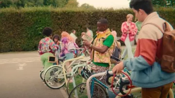 Collusion Polo tricoté au crochet porté par Eric Effiong (Ncuti Gatwa) vu dans Sex Education (S04E02)