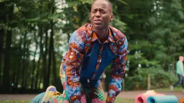 Los pantalones dentados de Ragged Priest usados por Eric Effiong (Ncuti Gatwa) como se ve en Sex Education (S04E02)