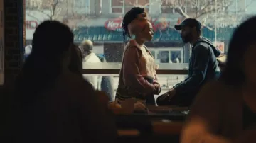 Free People Swim Too Deep Cardi Cardigan en rose fumé porté par Kim Valentine (Amirah Vann) comme on le voit dans The Changeling (S01E04)