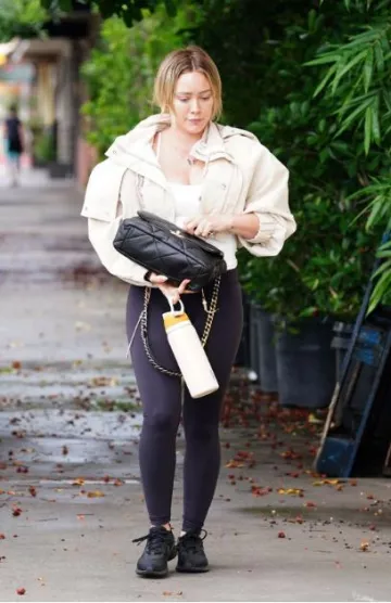 Pantalones Lululemon Align usados por Hilary Duff en Los Angeles Post el 21 de agosto de 2023