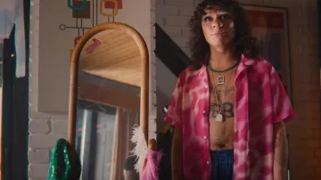 Camisa con estampado de leopardo Asos Design usada por Roman (Felix Mufti) como se ve en Sex Education (S04E03)