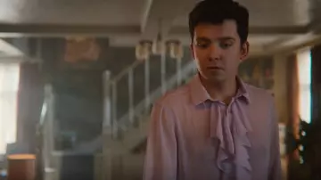 Lyaner Collar Neck Button Down Ruffle Front Long Sleeve Shirt Shirt Top usado por Otis Milburn (Asa Butterfield) como se ve en Sex Education (S04E03)