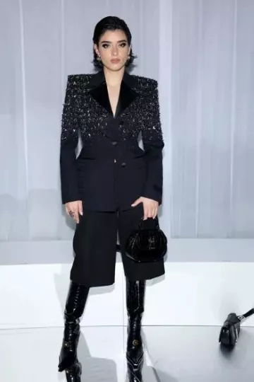 Versace Grain De Poudre Bermuda Shorts usados por Dixie D'Amelio en Versace Fashion Show el 22 de septiembre de 2023