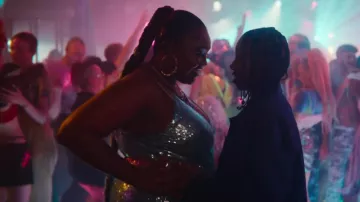 Jaded Rose Petite 70s Plunge Flare Cami Jumpsuit usado por Aisha (Alexandra James) como se ve en Sex Education (S04E03)