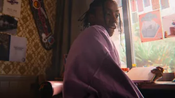 Iets Frans... Sudadera clásica de cuello redondo usada por Cal Bowman (Dua Saleh) como se ve en Sex Education (S04E03)