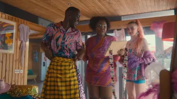 Asos Design Long Sleeve Mesh Beach Mini Vestido usado por Aisha (Alexandra James) como se ve en Sex Education (S04E03)