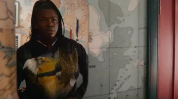 Sudadera con capucha azul Dambrownbydam usada por Viv Odusanya (Chinenye Ezeudu) como se ve en Educación sexual (S04E03)