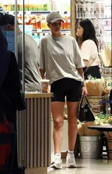 Homme Plisse Issey Miyake Gray Release-T T-Shirt porté par Rosie Huntington-Whiteley dans Los Angeles Post le 19 août 2023