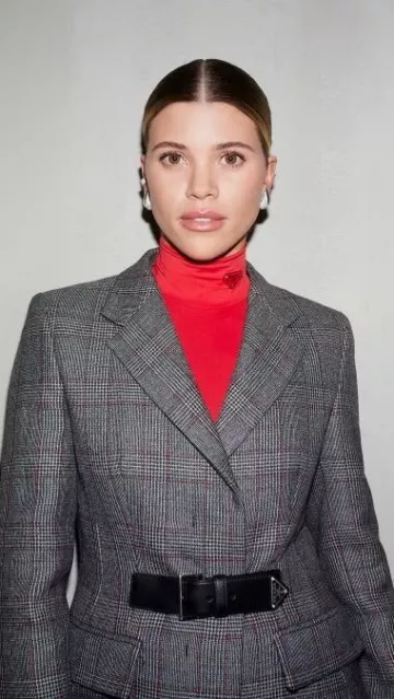Anita Ko Diamond Galaxy Ear Cuff porté par Sofia Richie au Prada Show le 21 septembre 2023