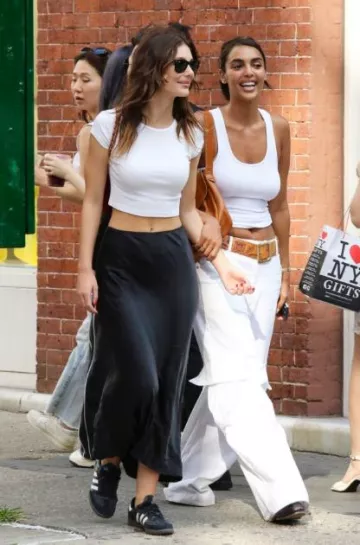 Ray-Ban Original Wayfarer Classic Sunglasses worn by Camila Morrone in New York City Post on August 19, 2023