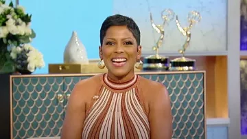 Zimmermann Luminosity Metallic Knit Halter Top porté par Tamron Hall tel que vu au Tamron Hall Show le 22 septembre 2023