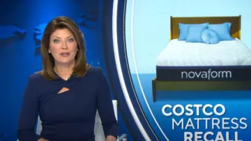 Giorgio Armani Milano Jersey Knotted-Neck Bodycon Dress porté par Norah O’Donnell comme vu dans CBS Evening News le 22 septembre 2023