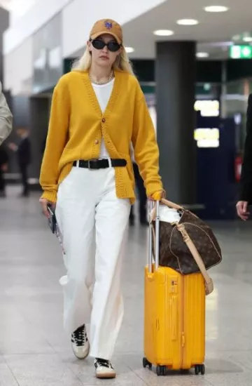 Rimowa Cab­in Man­go Suit­case worn by Jelena Noura "Gigi" Hadid in Milan post on September 21, 2023