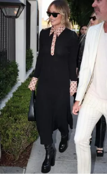 Ray-ban Way­far­er Re­verse Sun­glass­es worn by Olivia Wilde on West Hollywood post on September 21, 2023