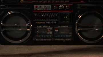 Alta tecnología de la película Los ángeles de Charlie: Eric Knox (Sam Rockwell) usa Lasonic Boombox