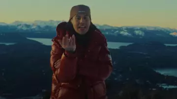 Chaqueta Moncler Red Maya 70 usada por Duki en TROYA (Video Oficial)