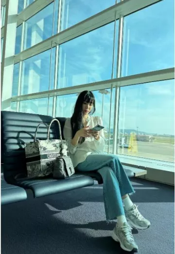 Zapatilla New Balance 530 usada por Tiffany en su publicación de Instagram el 26 de julio de 2023