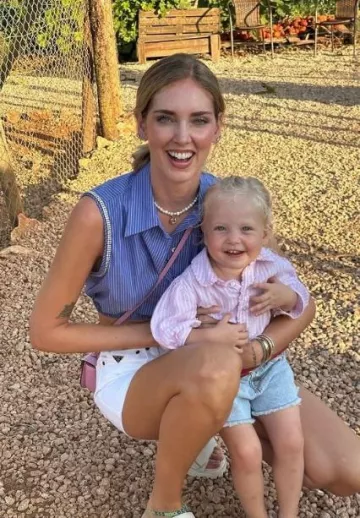Sandro Chemise rayée à rayures portée par Chiara Ferragni sur sa publication Instagram le 19 août 2023