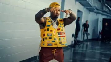 Kenzo Yellow Allover Label Patches Chaleco usado por Doe Boy en Smack Sh*t con Doe Boy Skilla Baby (Video musical oficial)