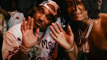 Who Decides War Pink Crown Of Thorns Hat usado por Doe Boy en Smack Sh*t con Doe Boy Skilla Baby (Video musical oficial)