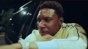 Chaqueta de chándal de chenilla amarilla, púrpura y azul claro de Palm Angels usada por Rob49 en I Believe You (Lick Me) [Visualizador oficial]