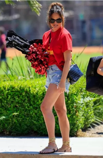 Las sandalias Row Knot Metallic-Leather Wraparound-Strap usadas por Chrissy Teigen en Flag Football Game Post el 18 de agosto de 2023