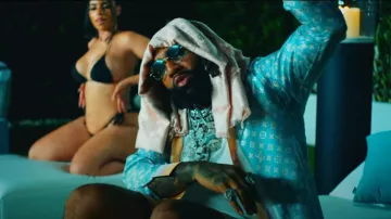 Louis Vuitton Ecru Monogram Evermore Fringed Scarf porté par Money Man in My Move (Vidéo officielle)