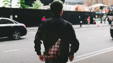 Bape Brown Checkered Shark Belt Bag porté par J.I. dans J.I. - " TURN ME UP " ( Official Video )