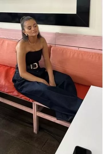 Yvonne Leon Paire De Creoles Bouees Diamants 2 Ors worn by Selena Gomez on her Instagram Post on August 18, 2023