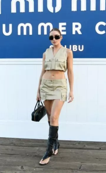 Miu Miu Eyewear Runway Lunettes de soleil sans monture portées par Olivia Culpo à Miu Miu Summer Club Beach Party post le 26 juillet 2023