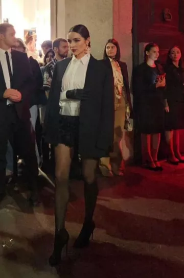 Chemise de smoking Dolce & Gabbana Stretch Poplin portée par Olivia Culpo au défilé Dolce & Gabbana le 23 septembre 2023