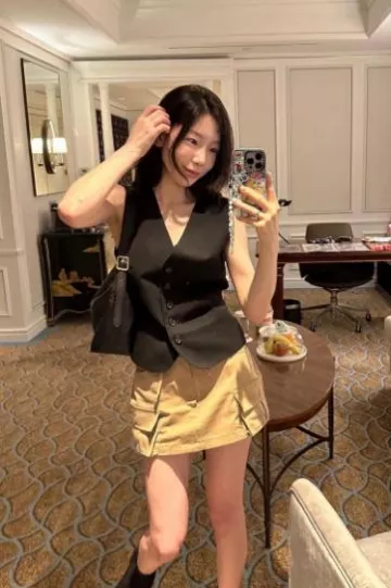 Le gilet en laine Row Vegas Button-Front porté par Taeyeon sur son post Instagram le 18 août 2023