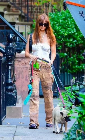 Just Cavalli Snake Print Jeans porté par Emily Ratajkowski à New York le 26 juillet 2023