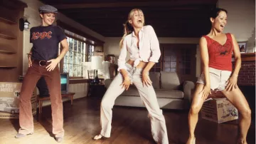 Camisa blanca y pantalones caqui usados por Natalie Cook (Cameron Diaz) en la película Charlie's Angels: Full Throttle