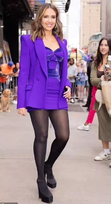 Sergio Hudson Blazer con cinturón de doble pecho usado por Jessica Alba en New York City Post el 17 de agosto de 2023