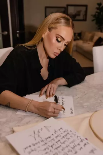 Tiffany & Co. Lock Bangle en or jaune avec diamants Full Pave portés par Adele sur son Instagram le 24 septembre 2023