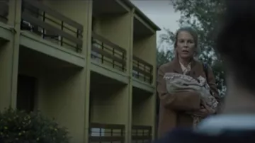 Rasthaus Hotel Schackendorf detrás de Maria (Kim Basinger) en I Am Here